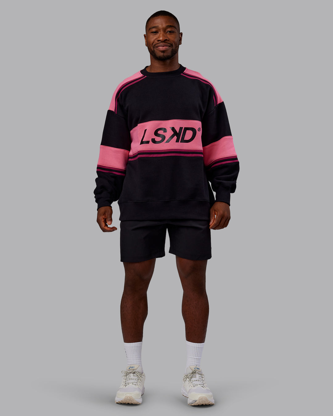 Man wearing A-Team Sweater Oversize - Black-Hot Pink | Model:Sam | Size:L