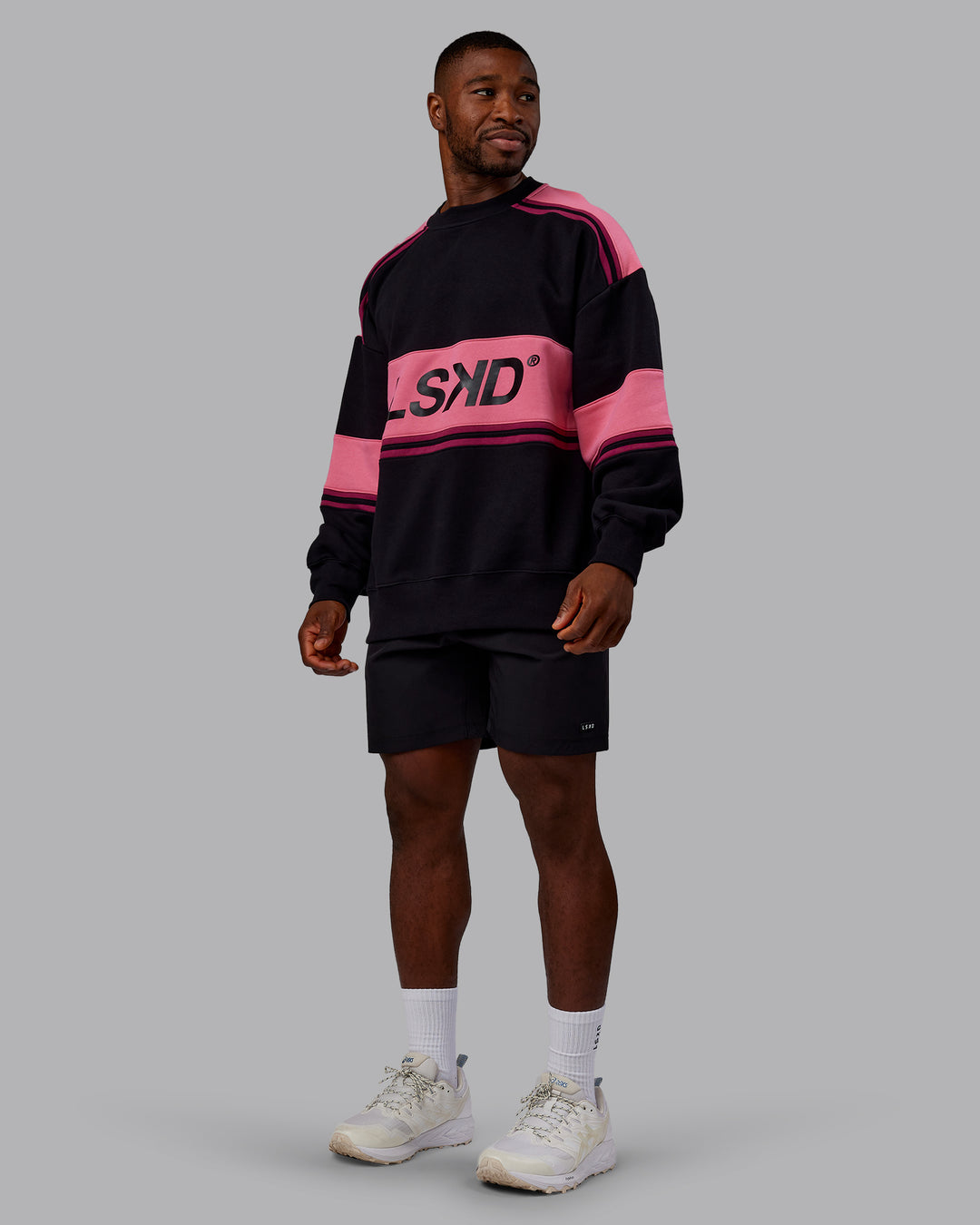 Man wearing A-Team Sweater Oversize - Black-Hot Pink | Model:Sam | Size:L