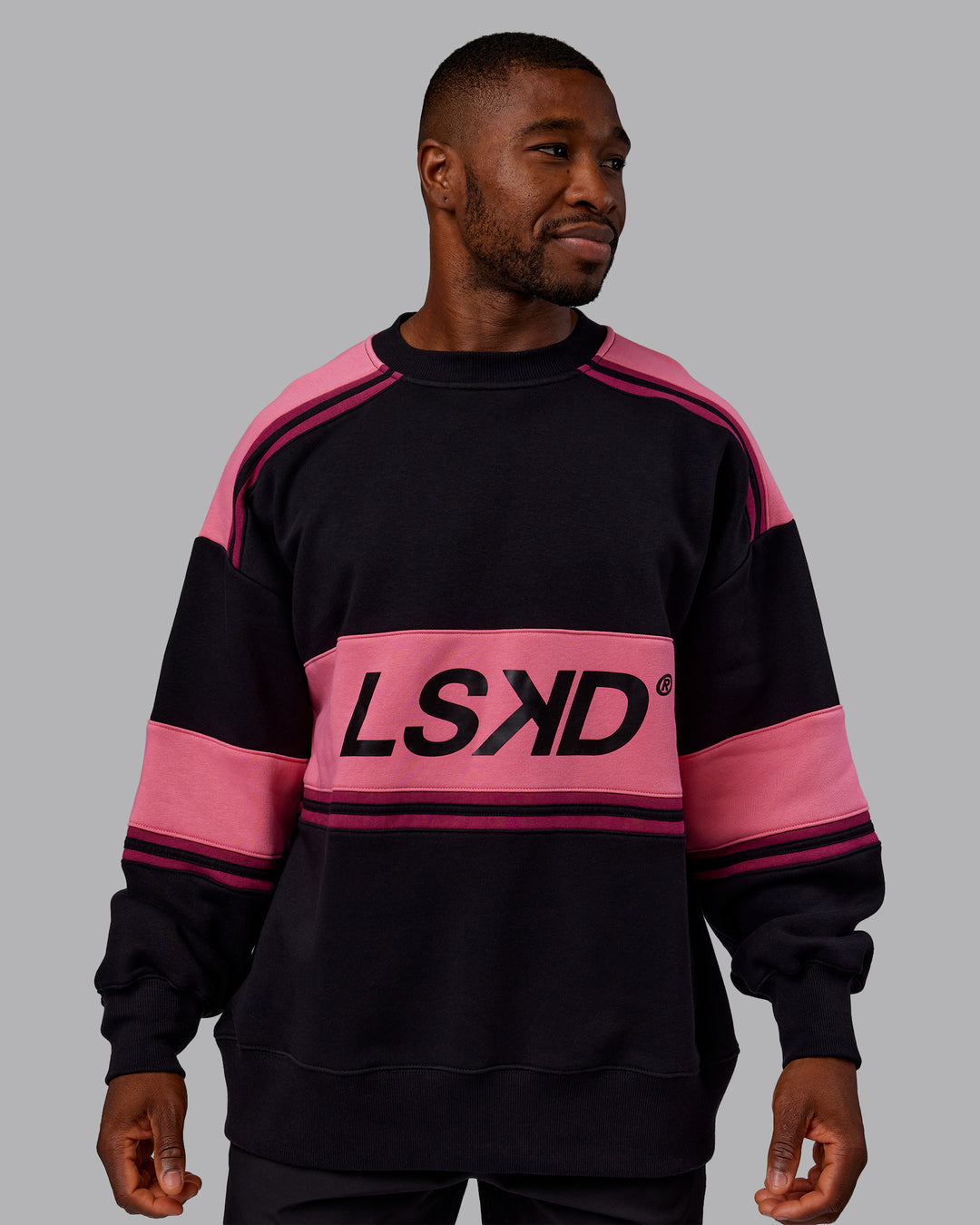 Man wearing A-Team Sweater Oversize - Black-Hot Pink | Model:Sam | Size:L