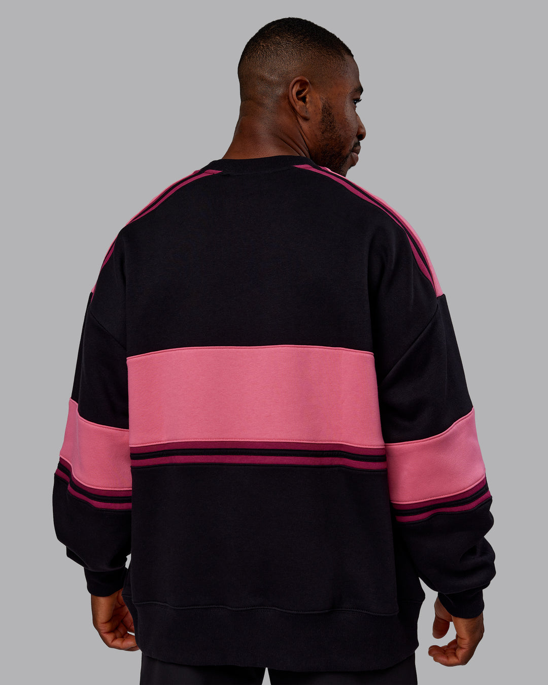 Man wearing A-Team Sweater Oversize - Black-Hot Pink | Model:Sam | Size:L