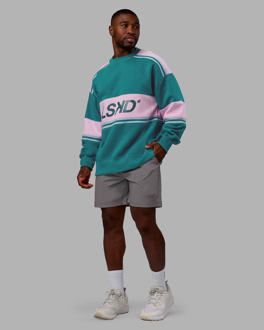 Man wearing A-Team Sweater Oversize - Blue Coral-Festival Bloom | Model:Sam | Size:L