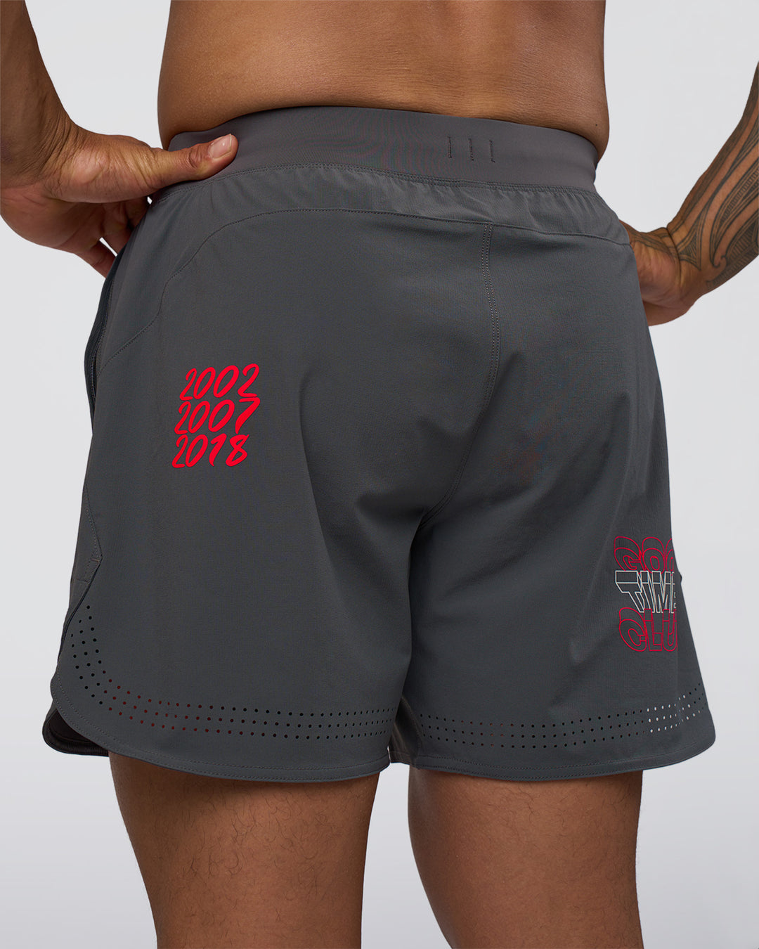 Man wearing Lift 6" Short - Dark Storm-Scarlet | Model:Daarian | Size:M