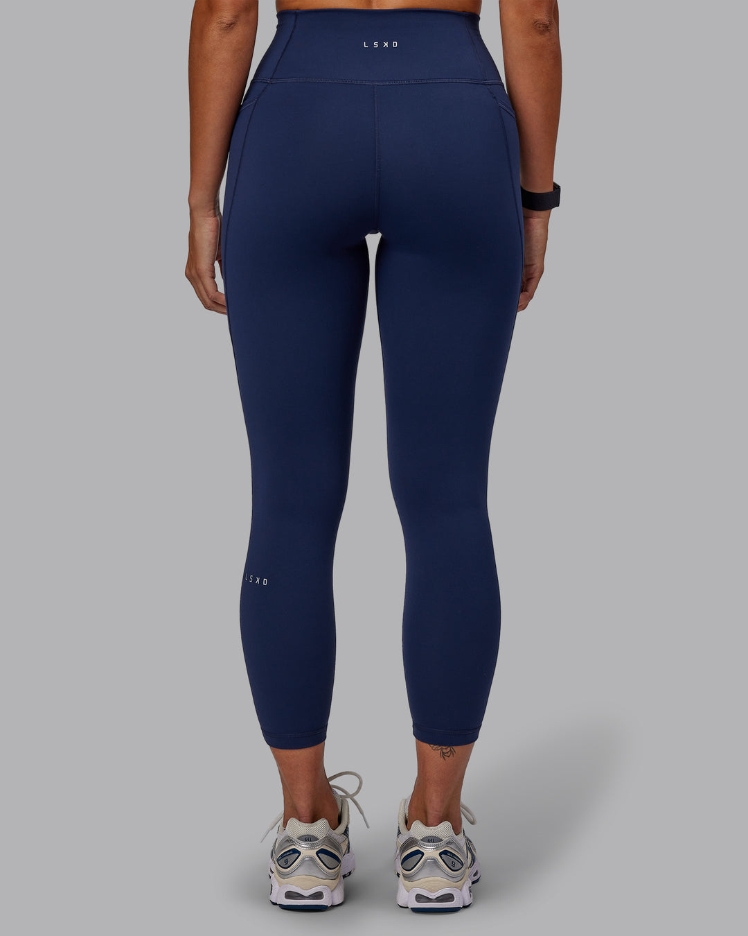 Woman wearing Fusion Ultra High-Rise 7/8 Legging Pockets - Future Navy | Model:Vanessa | Size:S