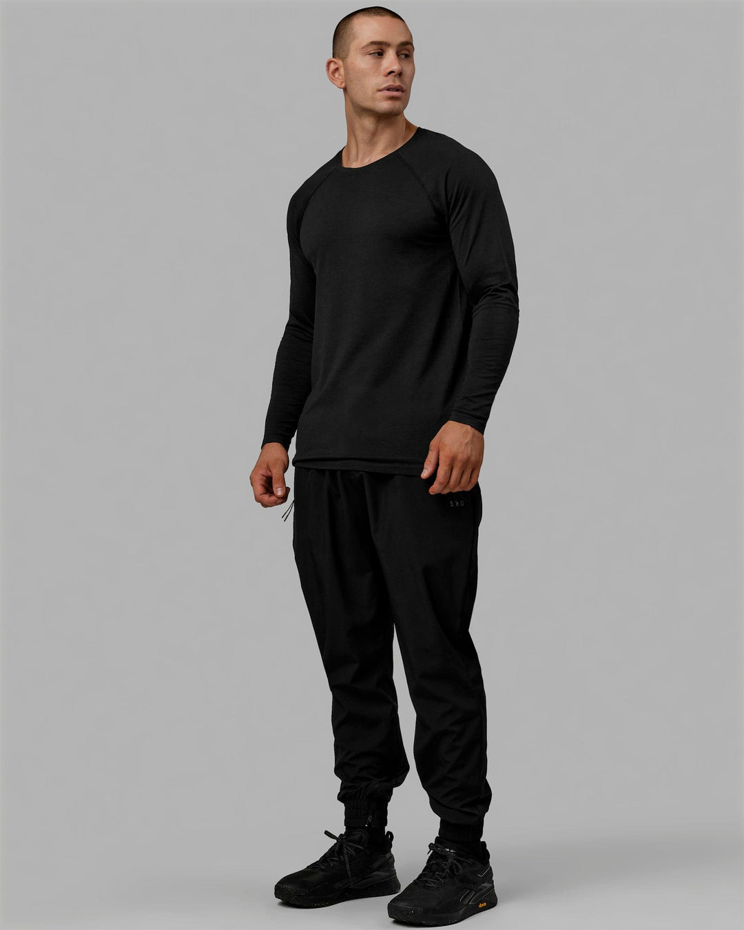 Man wearing AeroFLX+ Seamless Long Sleeve Tee - Black Marl