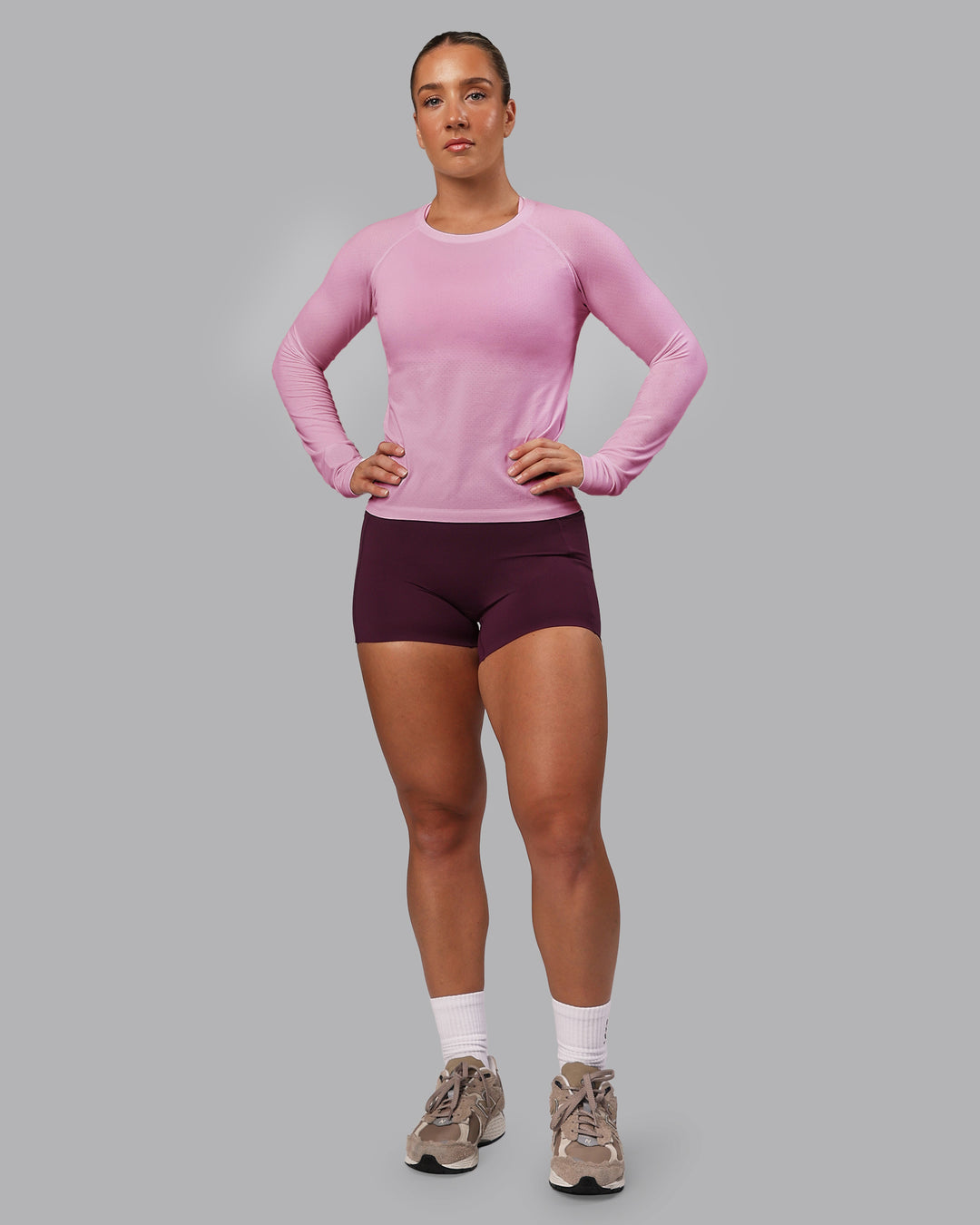 Woman wearing AeroFLX+ Seamless Long Sleeve Tee - Pirouette-Bubblegum | Model:Lyss | Size:S