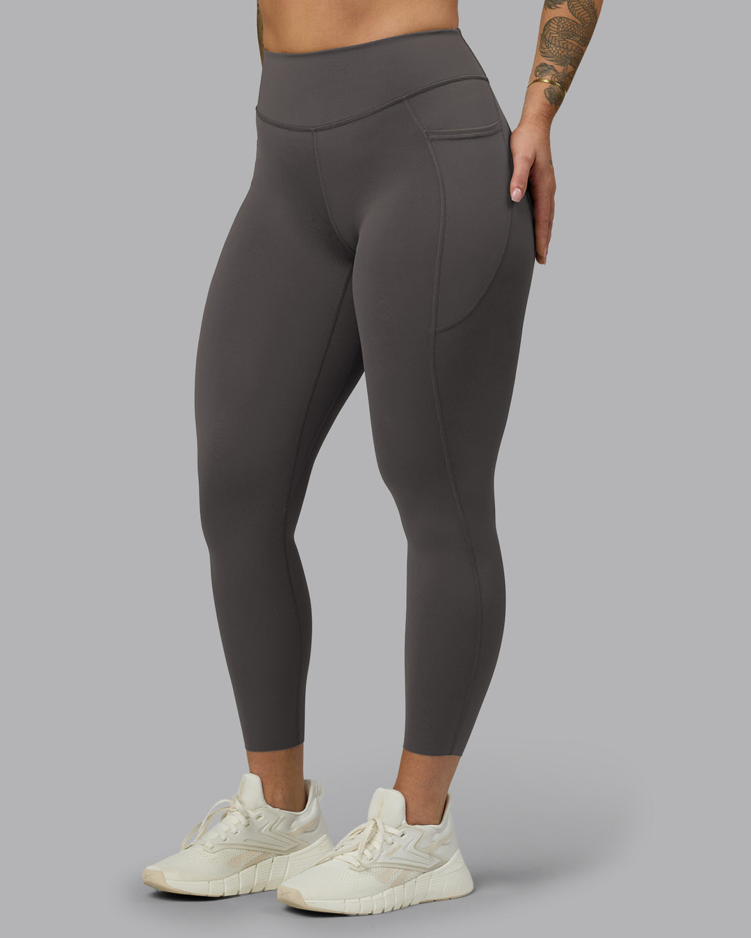 Woman wearing Elite High-Rise 7/8 Legging Pockets - Dark Storm | Model:Robyn | Size:S