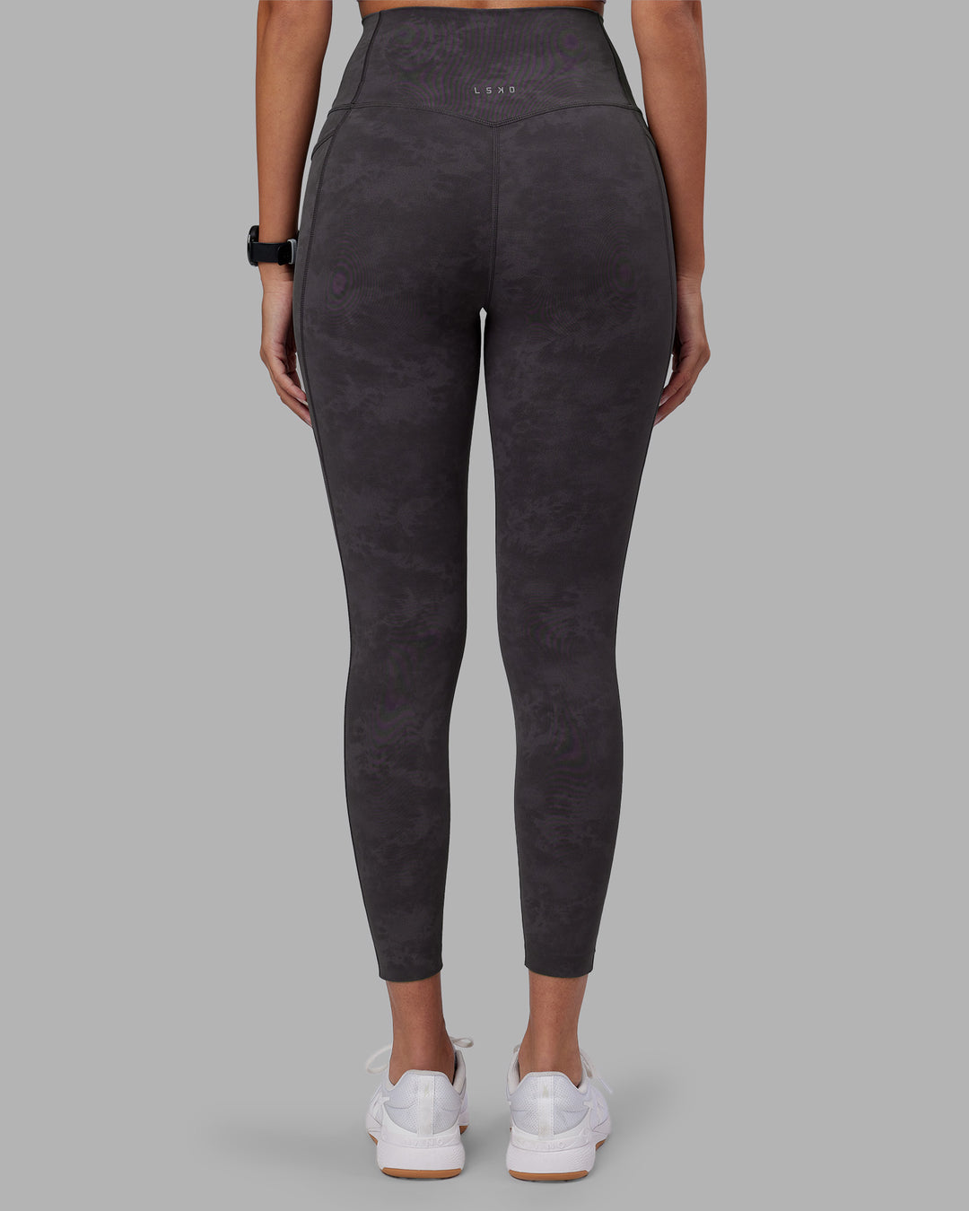 Woman wearing Elixir Ultra High-Rise 7/8 Legging Pockets - Dark Storm Wash | Model:Rhiley | Size:S
