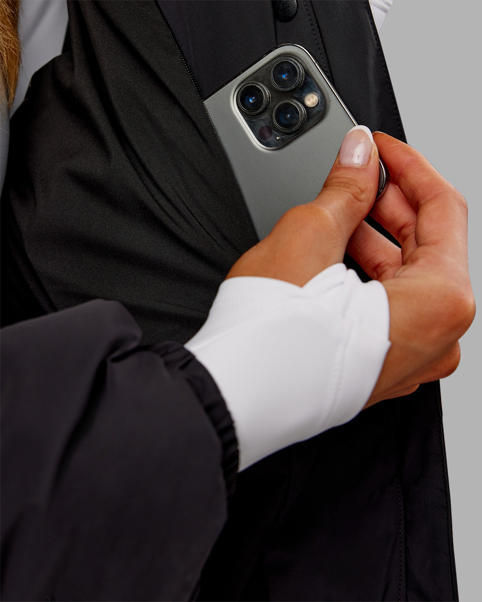 INTERNAL ZIPPED POCKET