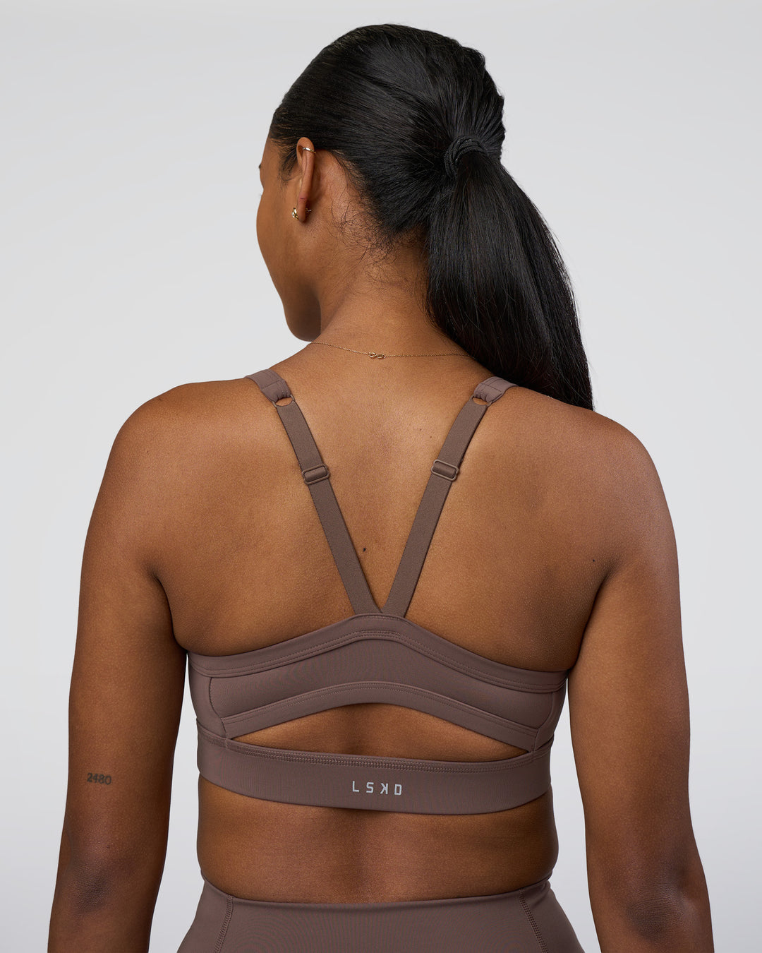 Woman wearing Momentum Sports Bra - Peppercorn | Model:Rica | Size:S
