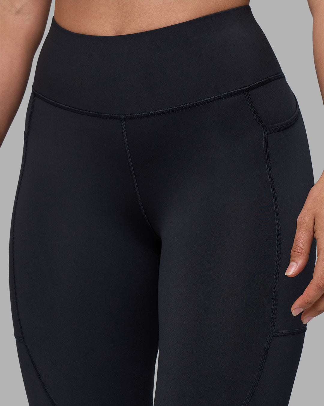Woman wearing Rep Ultra High-Rise 7/8 Legging Pockets - Black-Blue Atoll | Model:Sophie | Size:S