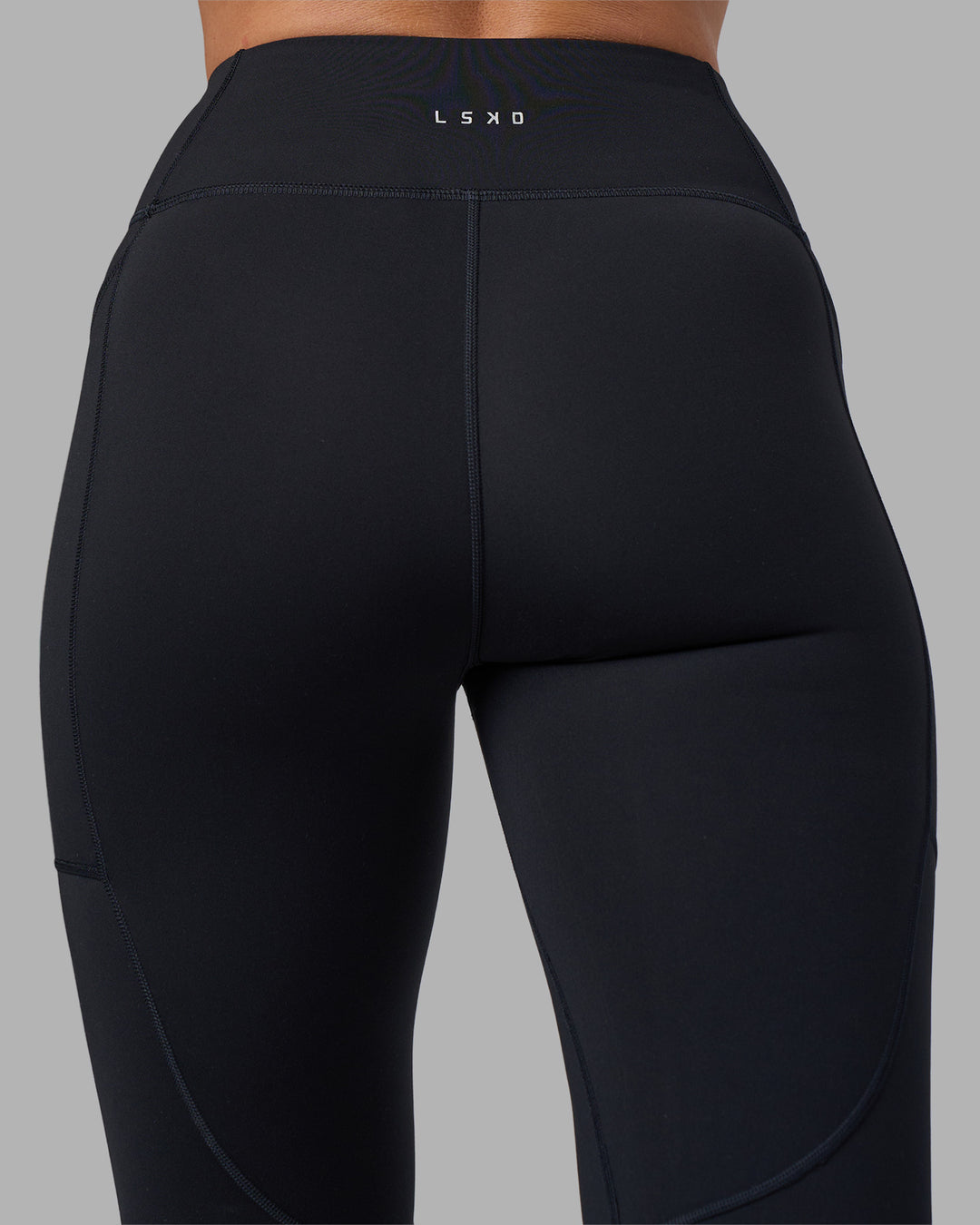 Woman wearing Rep Ultra High-Rise 7/8 Legging Pockets - Black-Blue Atoll | Model:Sophie | Size:S
