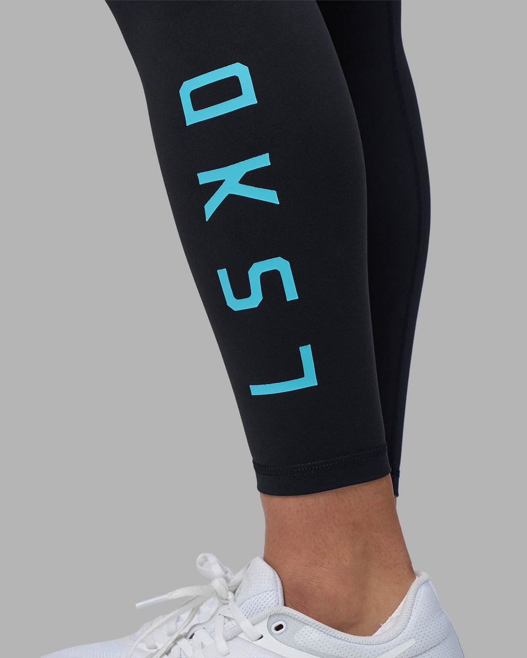 Woman wearing Rep Ultra High-Rise 7/8 Legging Pockets - Black-Blue Atoll | Model:Sophie | Size:S