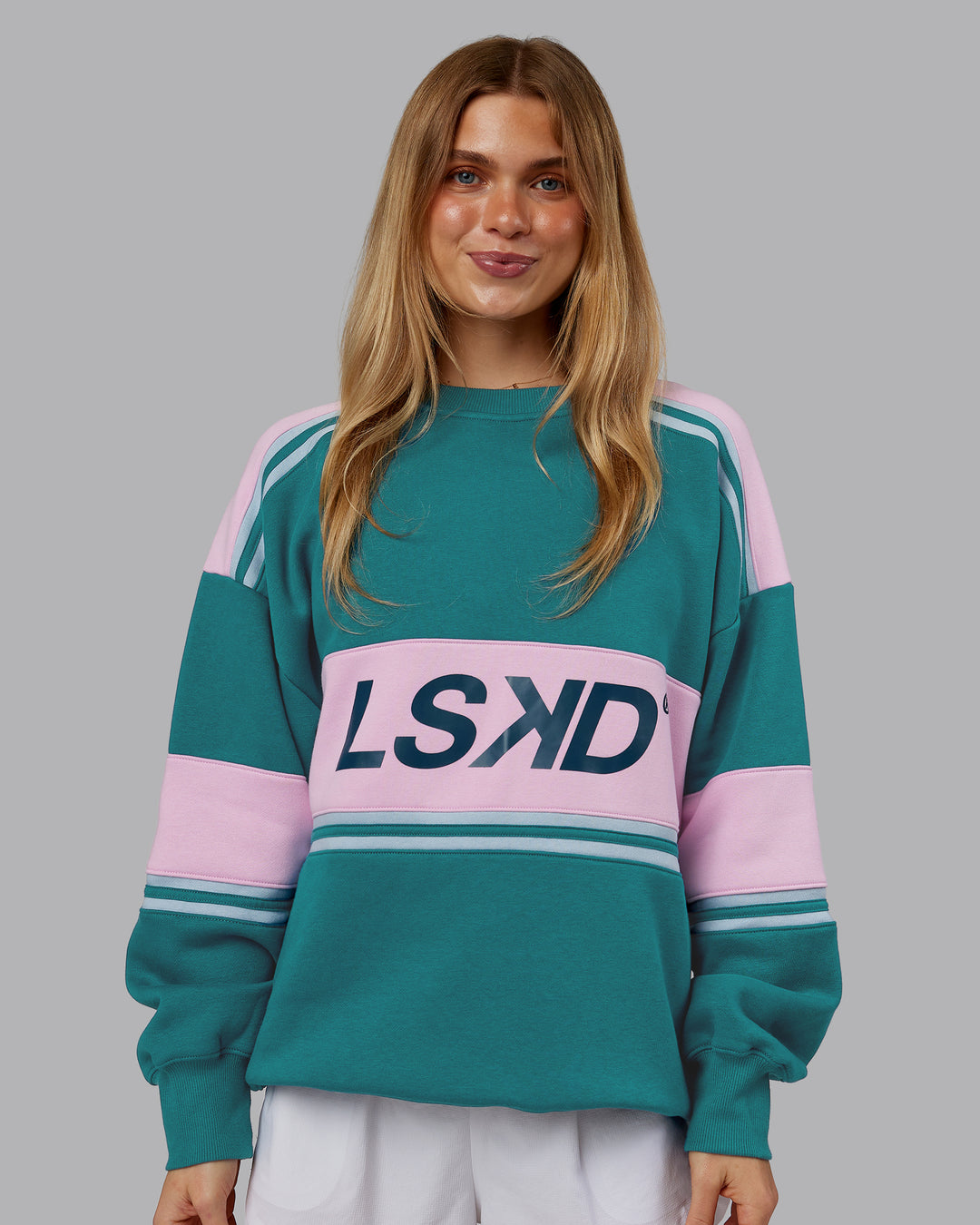 Woman wearing A-Team Sweater Oversize - Blue Coral-Festival Bloom | Model:Emilie | Size:XS