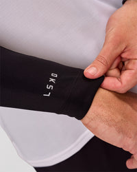 Man wearing Pace Run Sleeves - Black | Thumbnail Index: 7