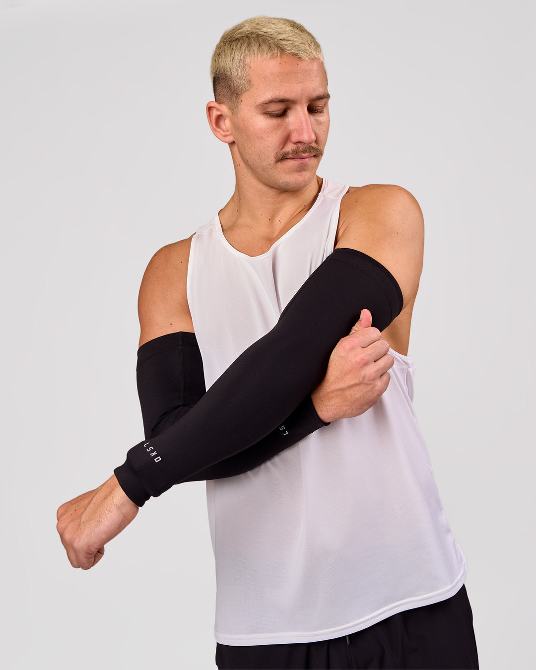 Man wearing Pace Run Sleeves - Black - view 5