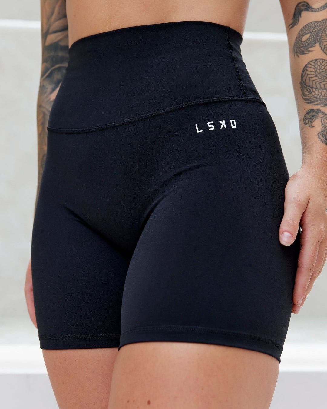 Woman wearing Base 2.0 Mid Short Tights - Black