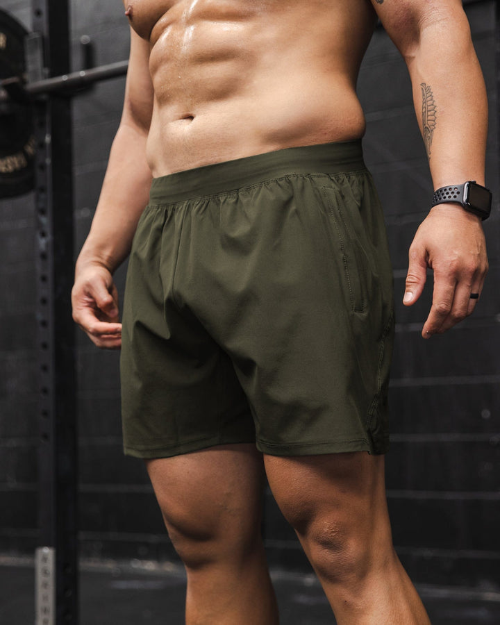 Man wearing Challenger 6" Performance Short Linerless - Forest Night