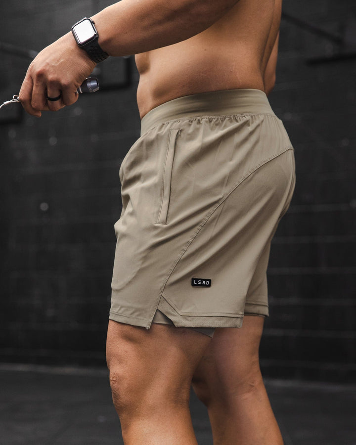 Man wearing Challenger 6" Performance Short with Liner - Laurel Oak