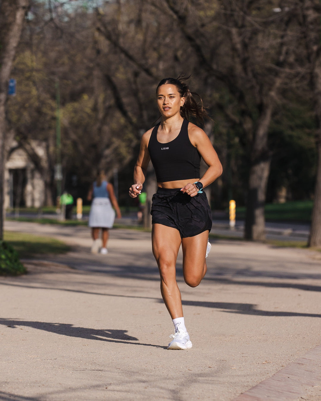 Woman wearing Dynamic Run Short - Black Camo