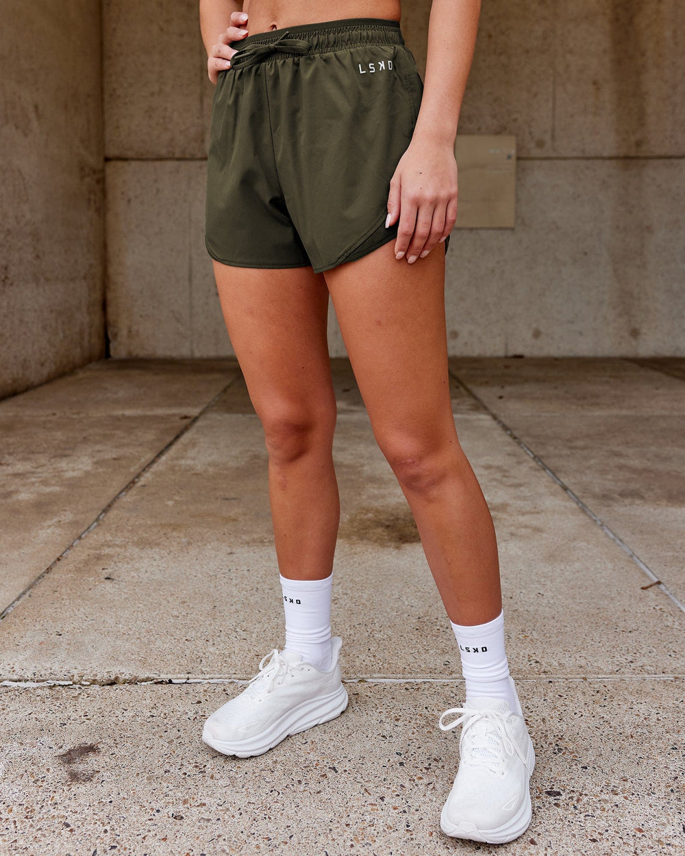 Woman wearing Dynamic Run Short - Forest Night