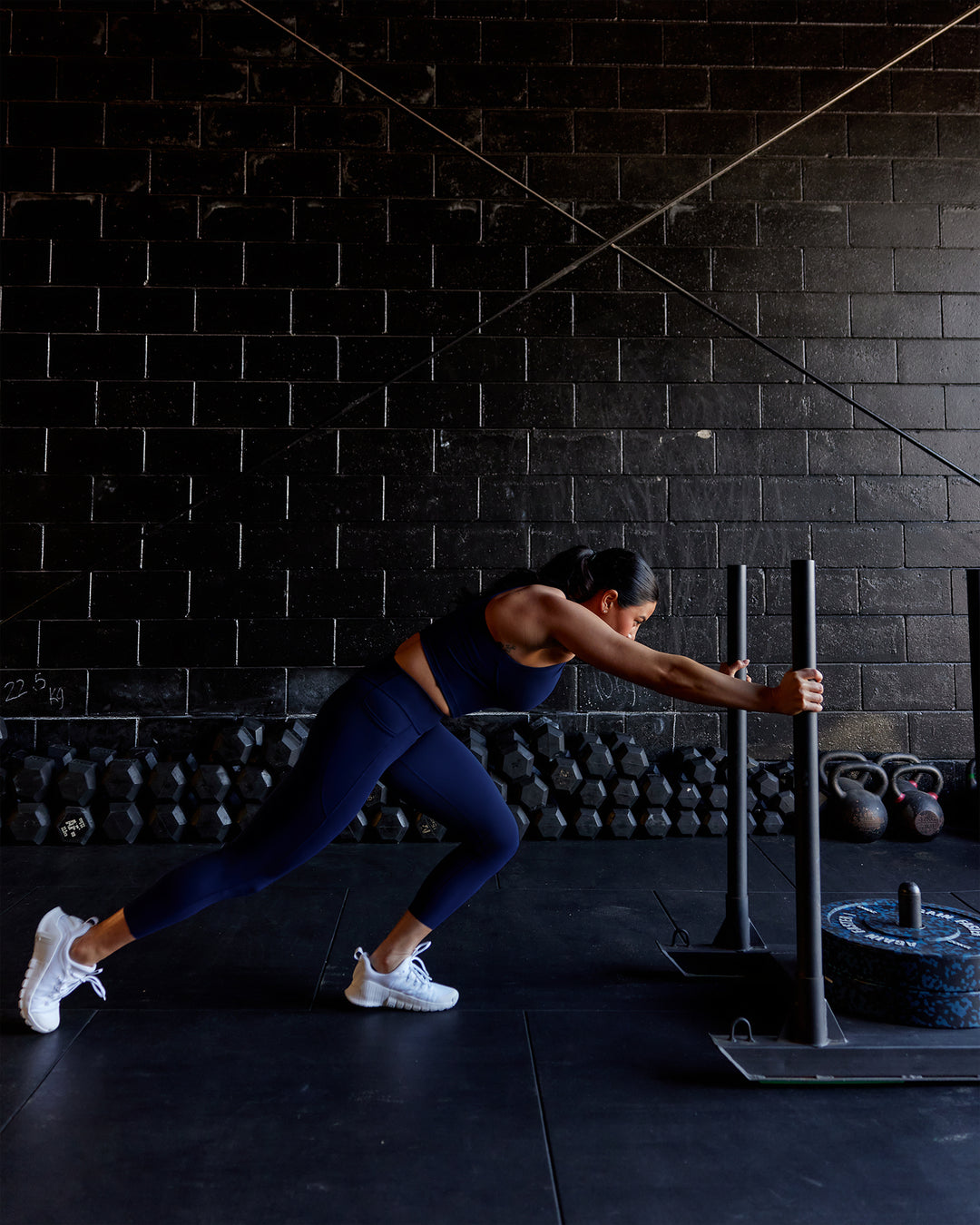 Woman wearing Elite High-Rise 7/8 Legging Pockets - Midnight Blue