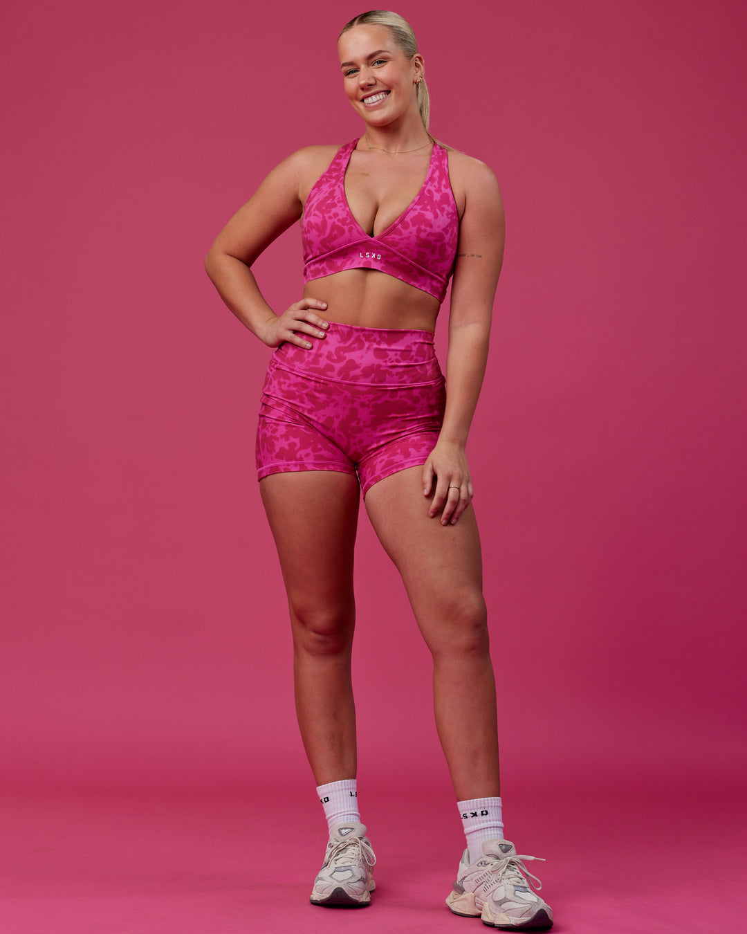 Woman wearing Fusion Ultra High-Rise 4&quot; Short Pockets - Strawberry-Lava Lamp | Size:M