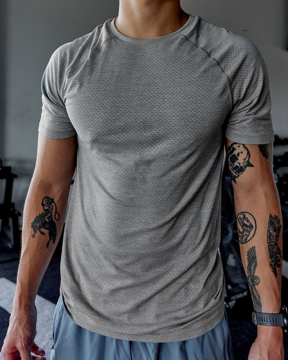 Man wearing AeroFLX+ Seamless Tee - Light Grey Marl