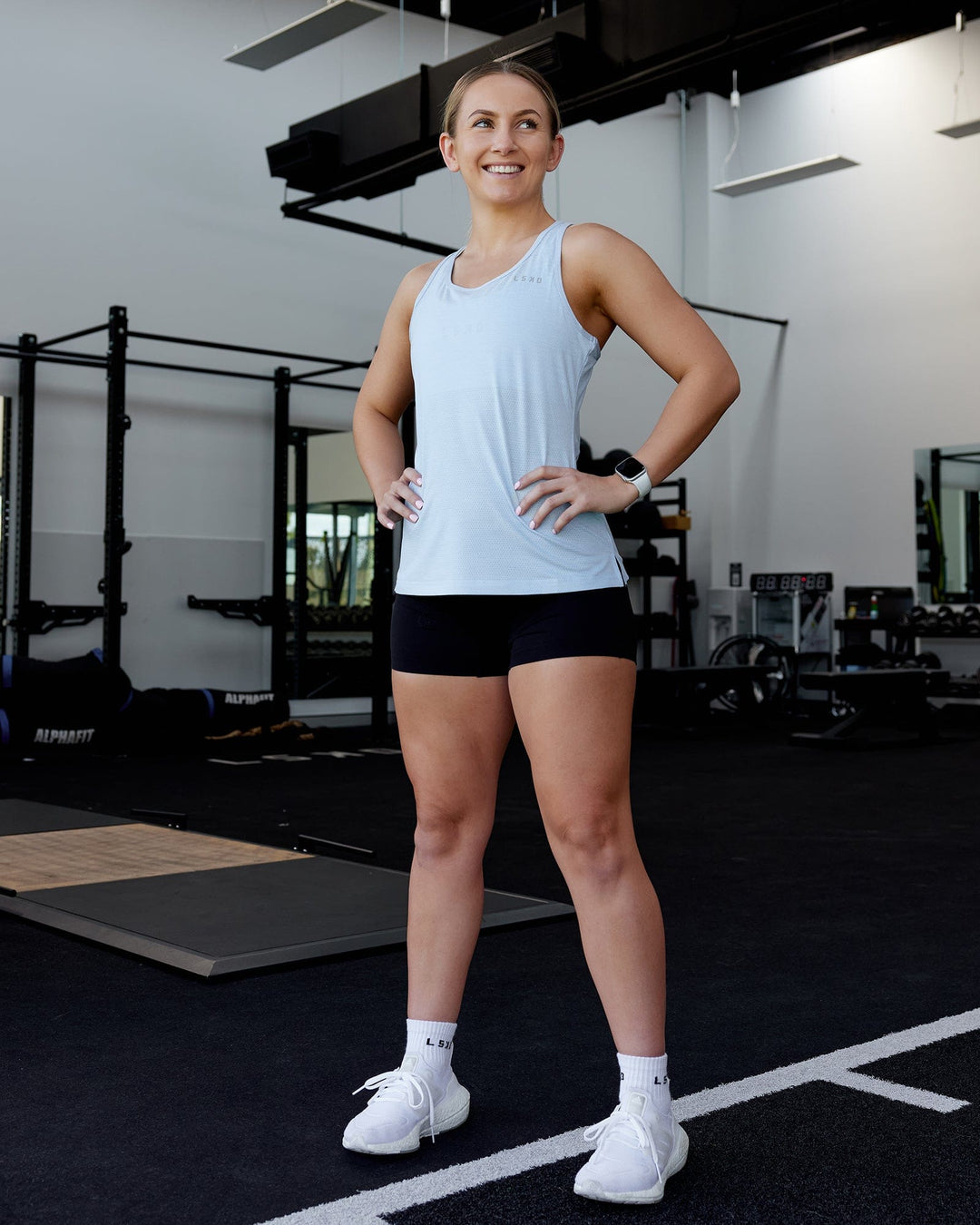 Woman wearing Perform VapourFLX Tank - Windsurfer Marl