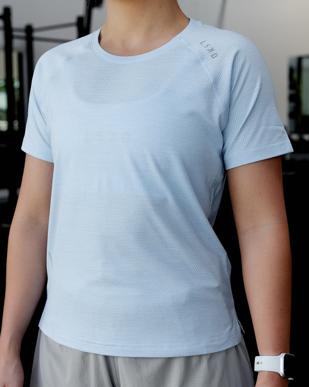 Woman wearing Perform VapourFLX Tee - Windsurfer Marl