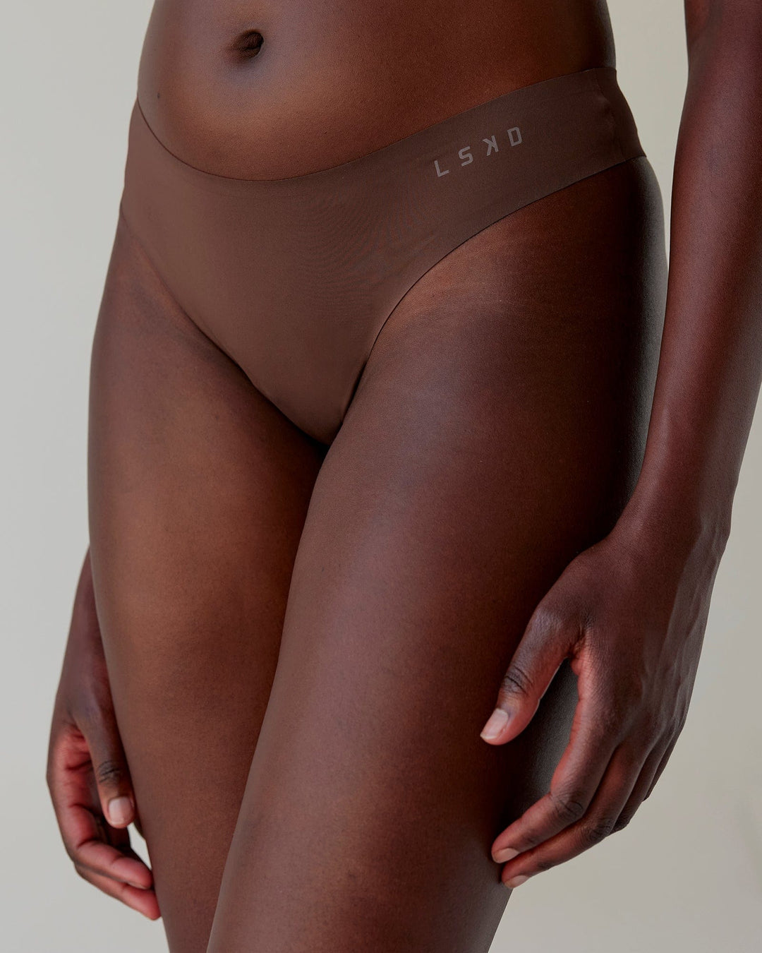 Woman wearing Seamless G-String - Cocoa