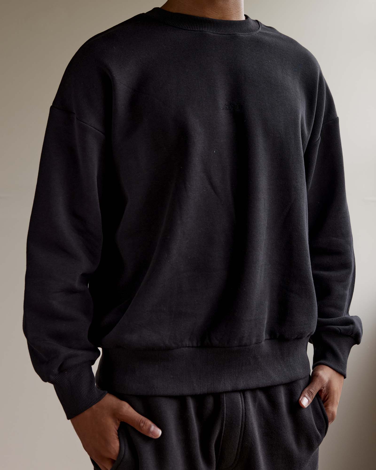 Man wearing Unisex MVP Sweater Oversize - Black