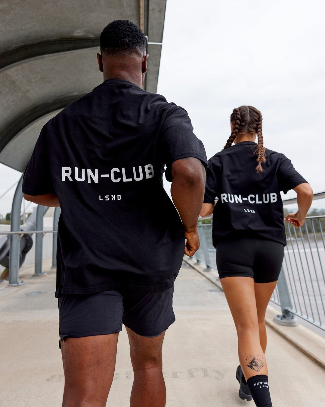 Duo wearing Unisex RUN–CLUB FLXCotton Tee Oversize - Black-White