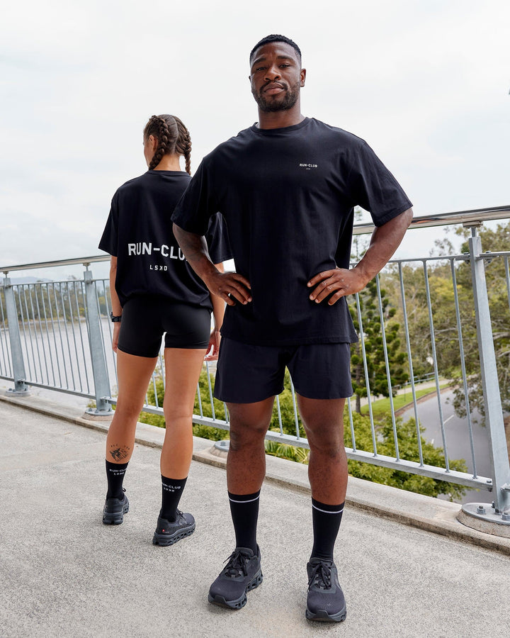 Duo wearing Unisex RUN–CLUB FLXCotton Tee Oversize - Black-White