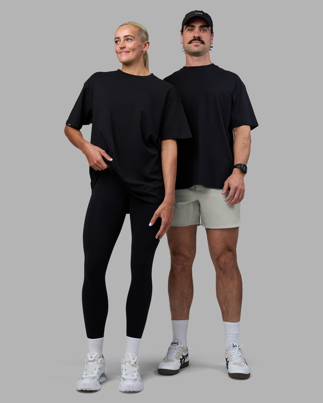 Duo wearing Easy FLXCotton Tee Oversize - Black | Model:Both | Size:Duo - view 1