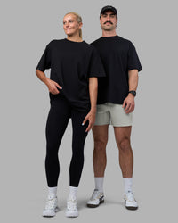 Duo wearing Easy FLXCotton Tee Oversize - Black | Model:Both | Size:Duo | Thumbnail Index: 0