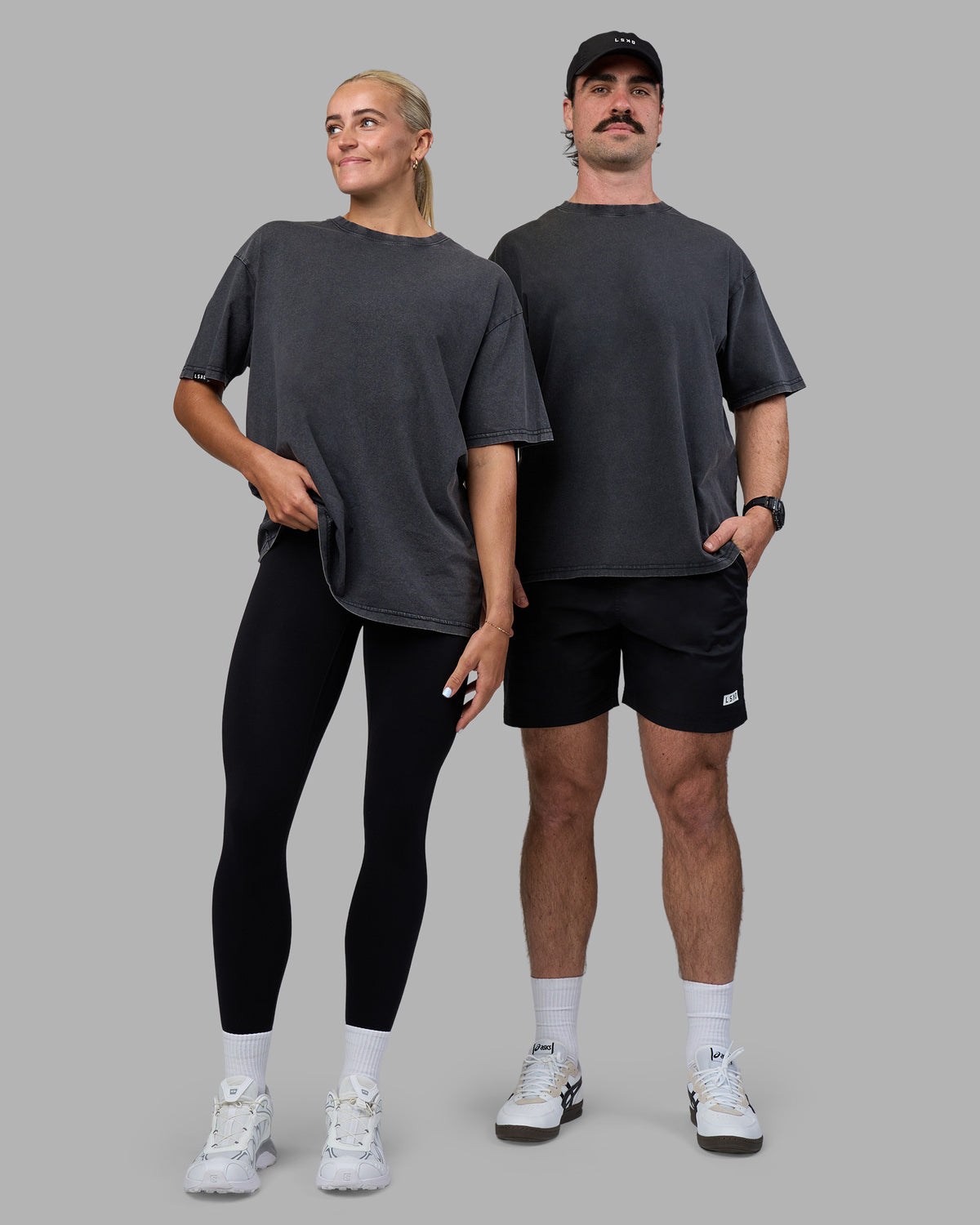 Duo wearing Easy FLXCotton Tee Oversize - Black Washed | Model:Both | Size:Duo
