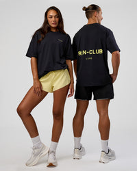 Duo wearing RUN CLUB FLXCotton Tee Oversize - Black-Yellow Fizz | Model:Both | Size:Duo