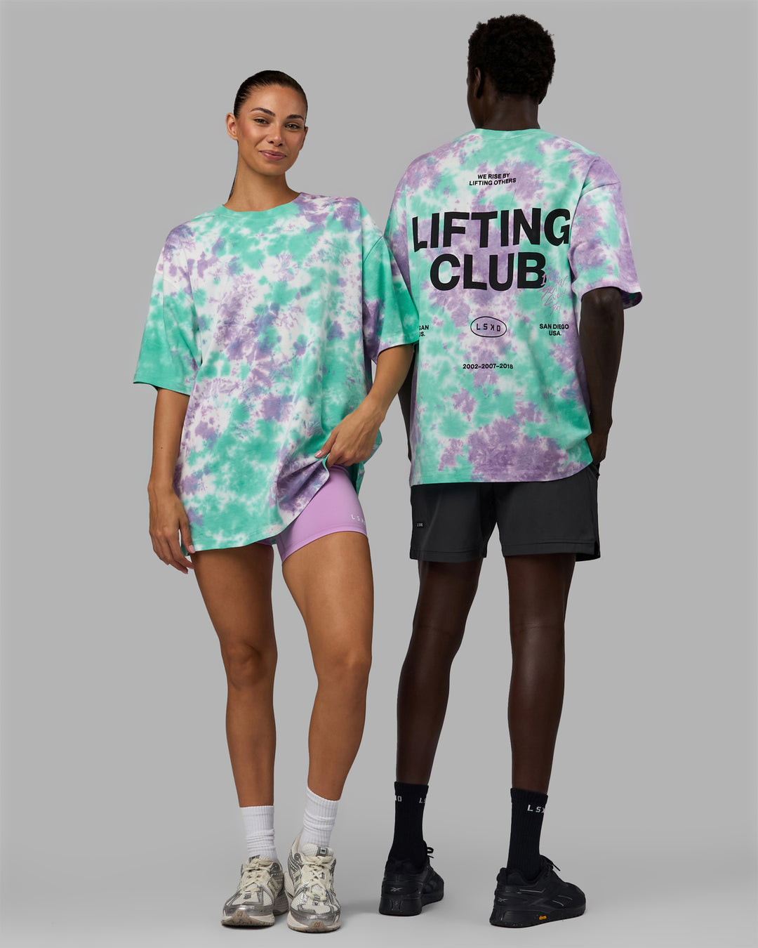 Duo wearing Unisex Lifting Club Heavyweight Tee Oversize - Cockatoo-Tie Dye