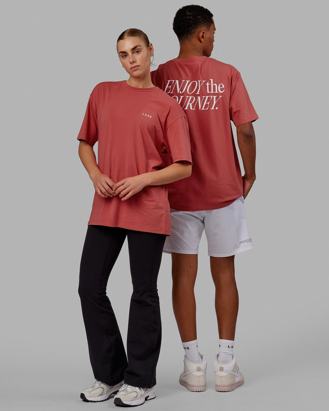 Duo wearing VS1 FLXCotton Tee Oversize - Mineral Red-White