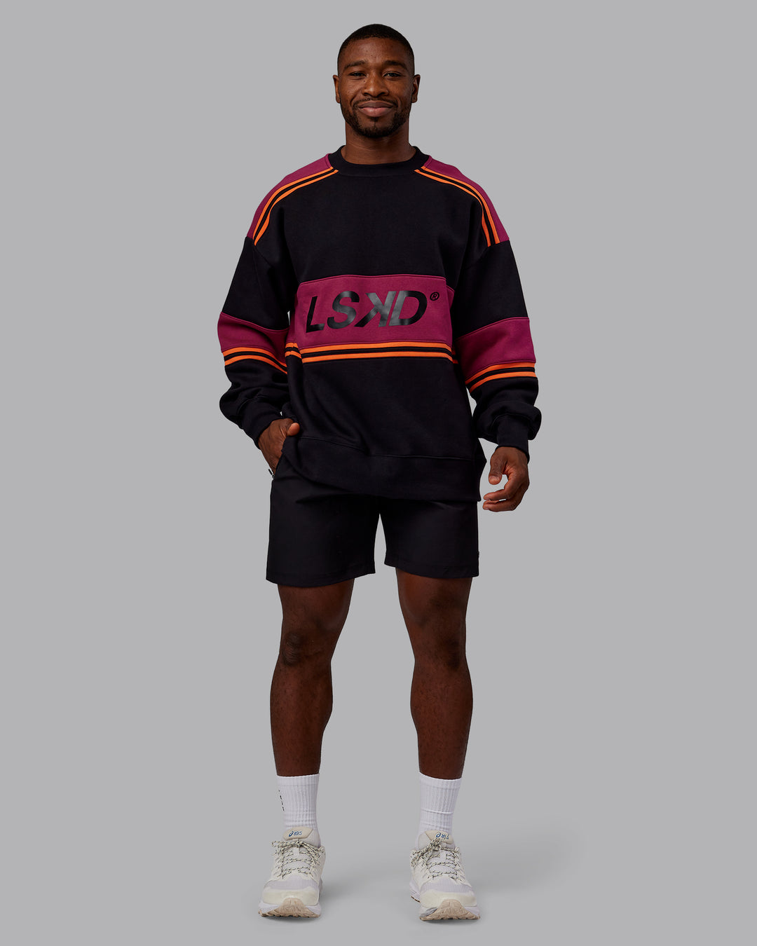 Man wearing A-Team Sweater Oversize - Black-Plum Berry | Model:Sam | Size:L
