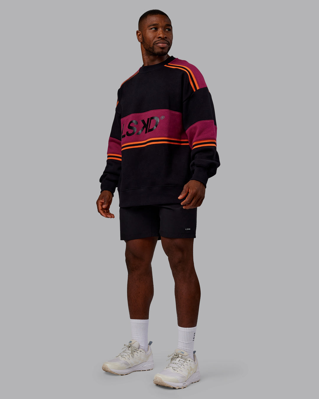 Man wearing A-Team Sweater Oversize - Black-Plum Berry | Model:Sam | Size:L