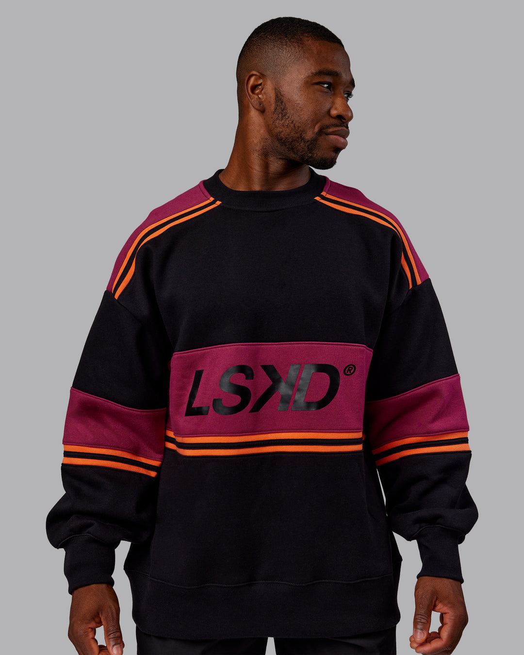 Man wearing A-Team Sweater Oversize - Black-Plum Berry | Model:Sam | Size:L