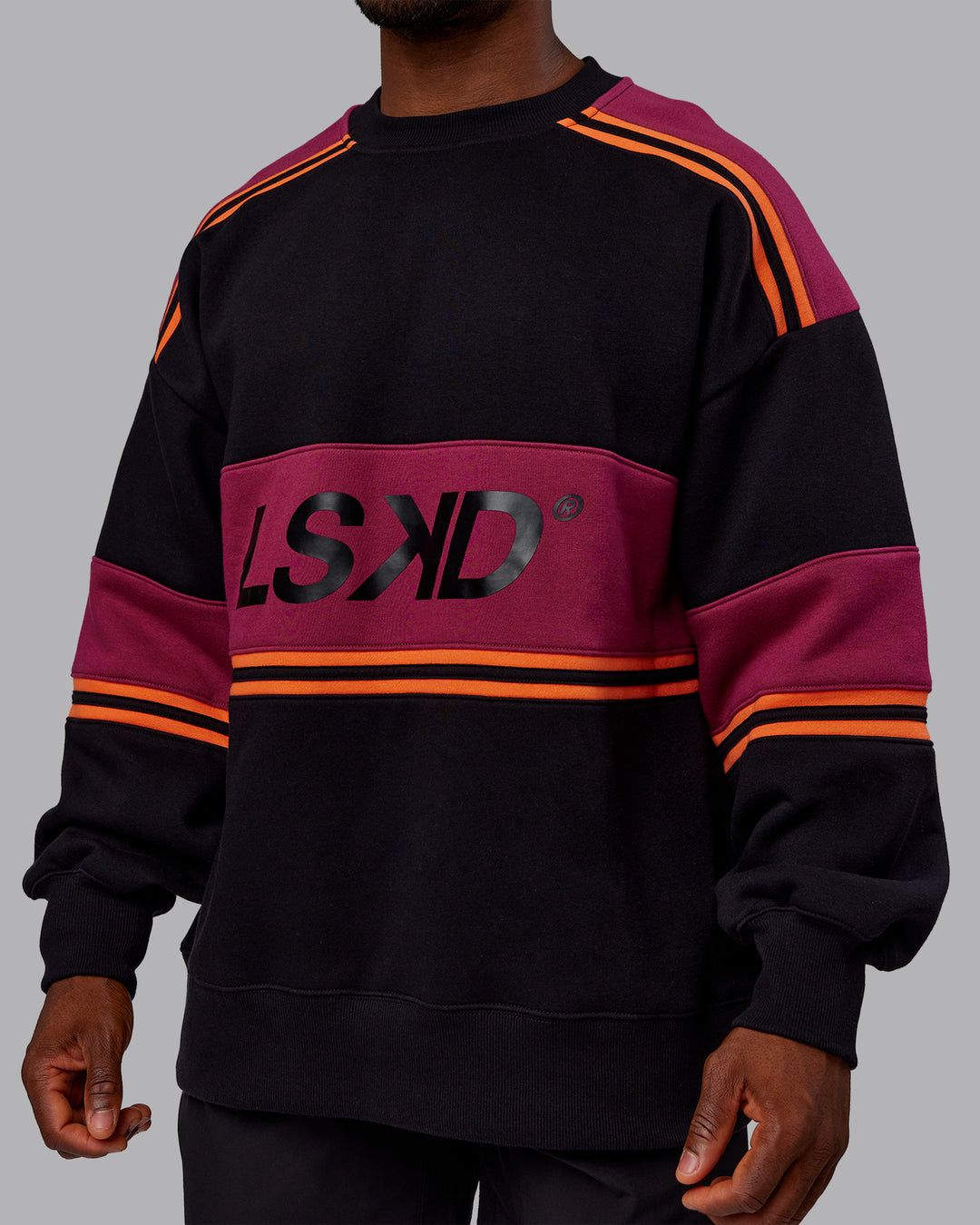 Man wearing A-Team Sweater Oversize - Black-Plum Berry | Model:Sam | Size:L