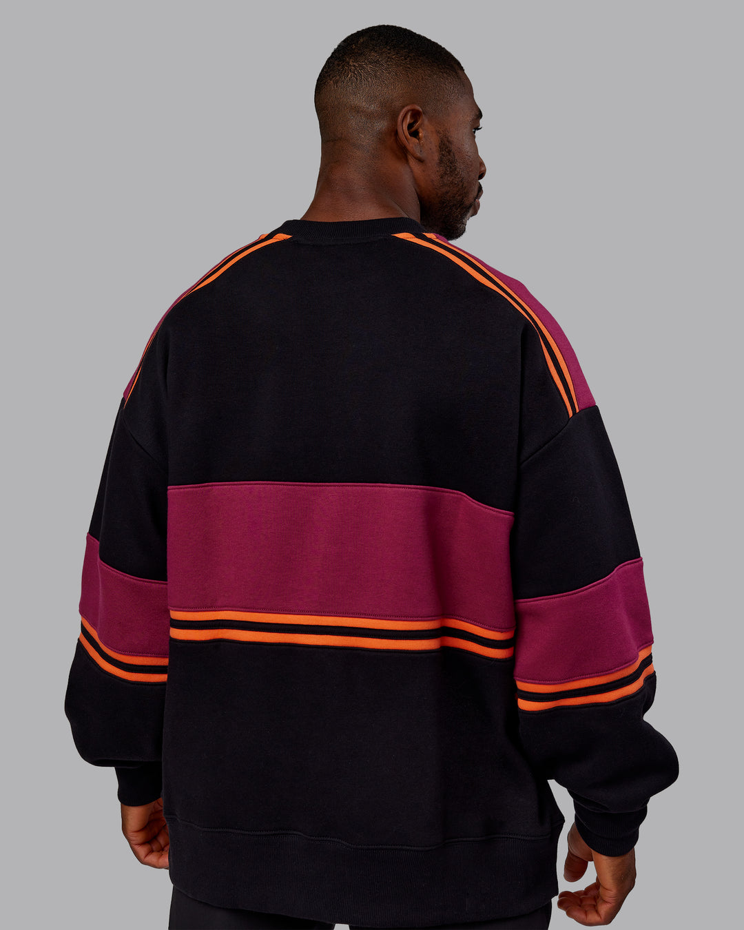 Man wearing A-Team Sweater Oversize - Black-Plum Berry | Model:Sam | Size:L