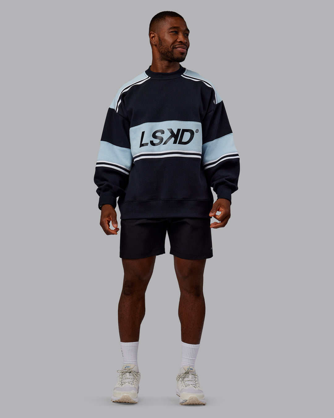 Man wearing A-Team Sweater Oversize - Caviar-Skyride | Model:Sam | Size:L