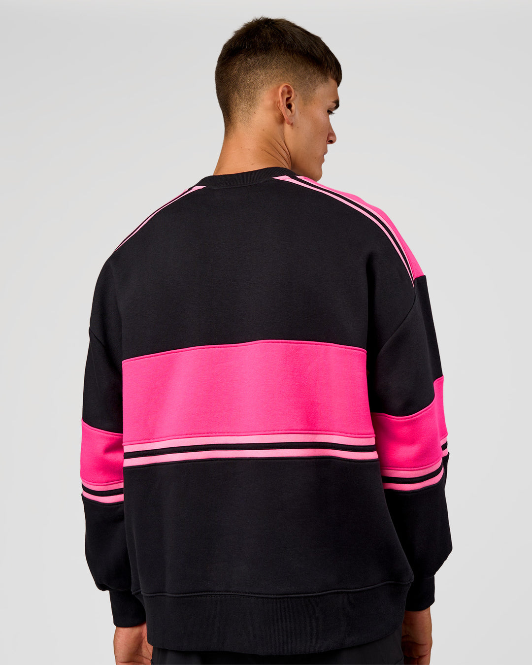 Man wearing A-Team Sweater Oversize - Caviar-Ultra Pink-Candy Pink | Model:Jackson | Size:L