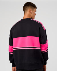 Man wearing A-Team Sweater Oversize - Caviar-Ultra Pink-Candy Pink | Model:Jackson | Size:L