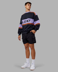 Man wearing A-Team Sweater Oversize - Caviar-Violet Ray | Model:Jackson | Size:L