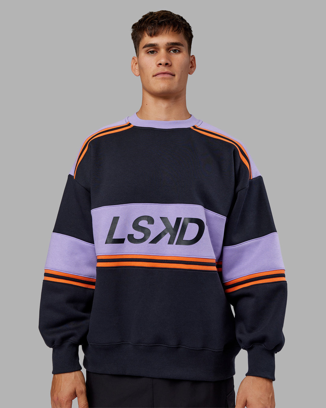 Man wearing A-Team Sweater Oversize - Caviar-Violet Ray | Model:Jackson | Size:L