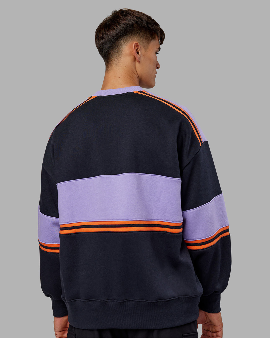 Man wearing A-Team Sweater Oversize - Caviar-Violet Ray | Model:Jackson | Size:L